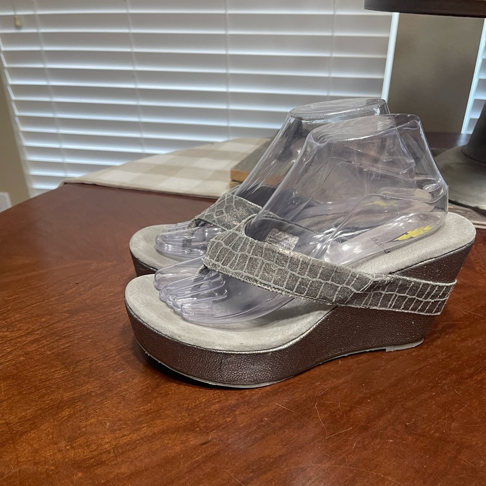 Volatile Sandals flip flops platform